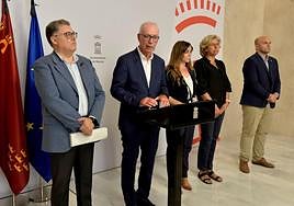 Guerrero y Navarro, acompañados por otros ediles, durante la rueda de prensa en la que se comunicó que las discotecas incendiadas carecían de licencia.