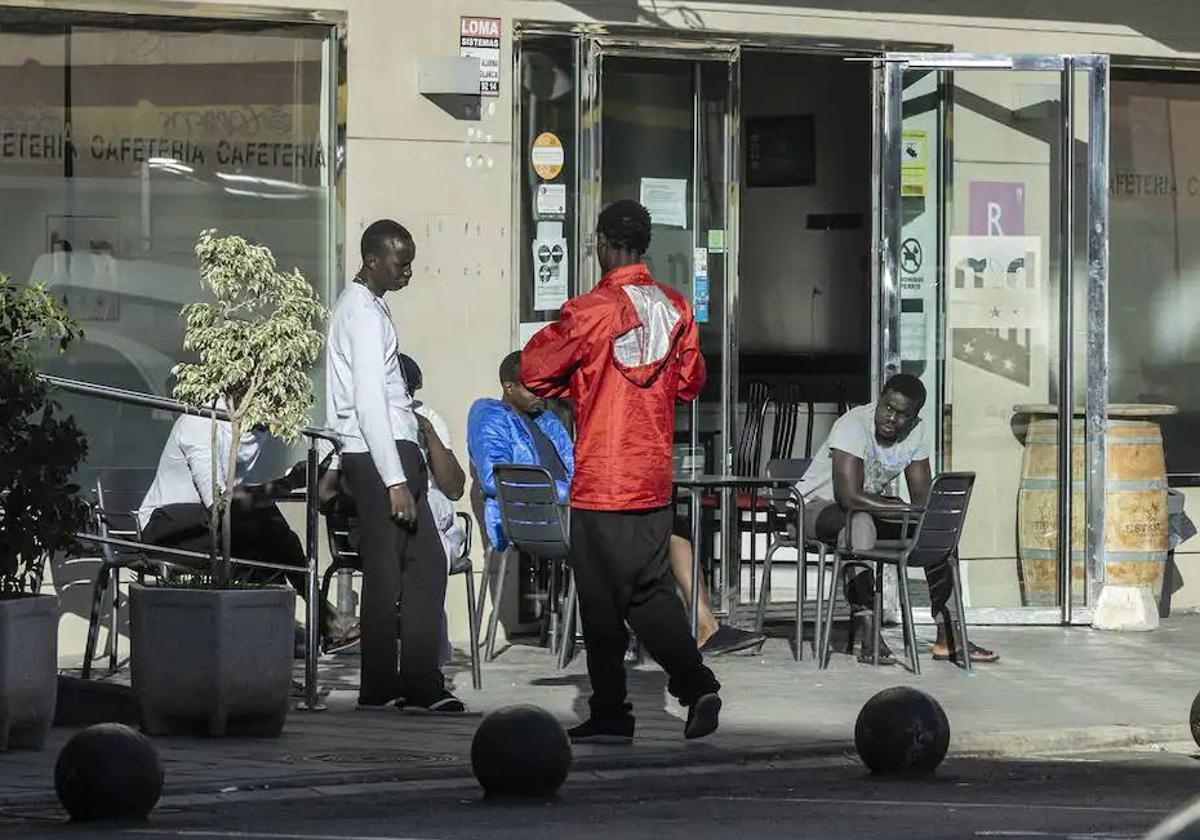 Un grupo de inmigrantes rescatados en Canarias, tras ser trasladados a Cartagena, hace dos semanas.