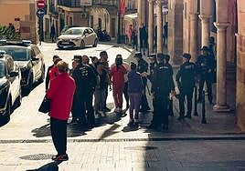 Enfrentamiento entre miembros de uno de los clanes con la policía que les impidió el paso a los juzgados.