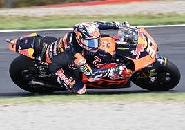 Pedro Acosta tumbando la moto.