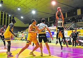 Álex Jordà intenta un lanzamiento a canasta en el encuentro de este sábado entre el Mataró y el Cebé FC Cartagena.