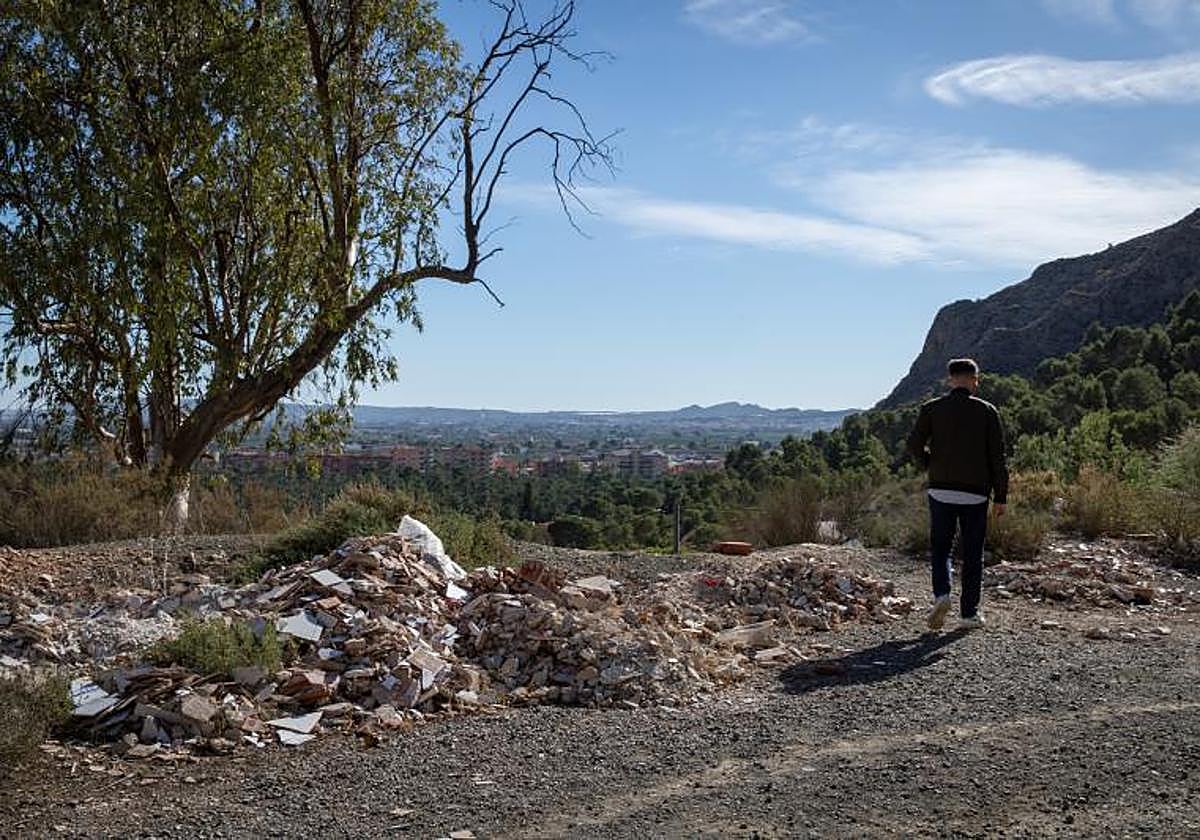 Restos de escombro, ladrillo y azulejos abandonados junto al mirador del PalmeraI.