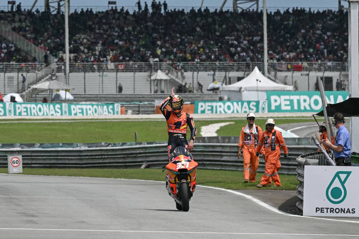 Pedro Acosta consigue el título de Moto2 en Malasia