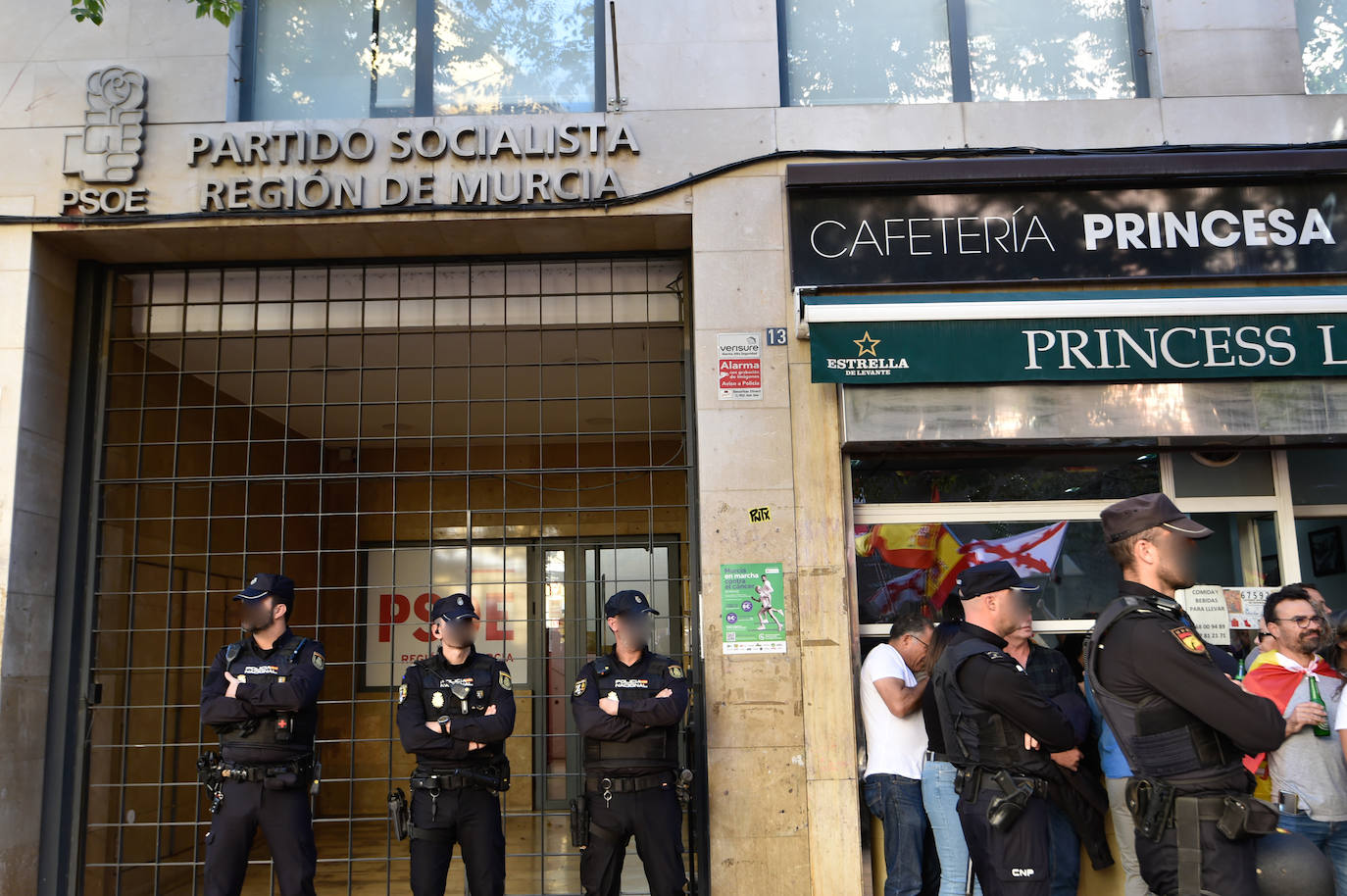 La quinta protesta frente a la sede del PSRM, en imágenes