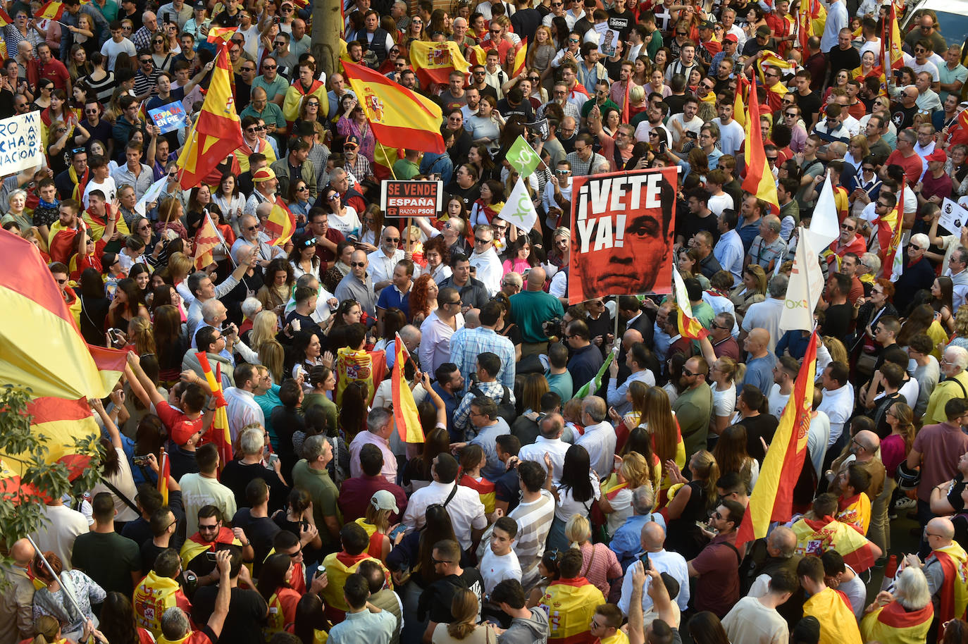 La quinta protesta frente a la sede del PSRM, en imágenes