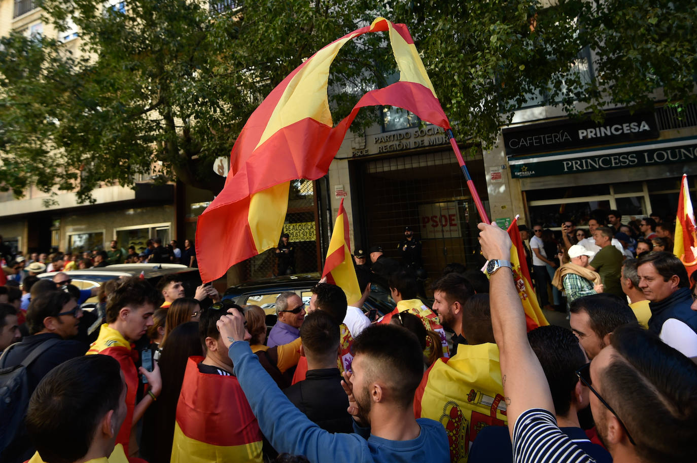 La quinta protesta frente a la sede del PSRM, en imágenes