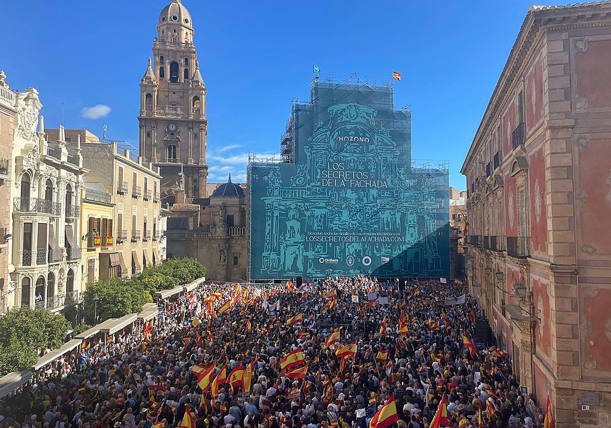 Protesta en la plaza Cardenal Belluga de Murcia, este domingo.