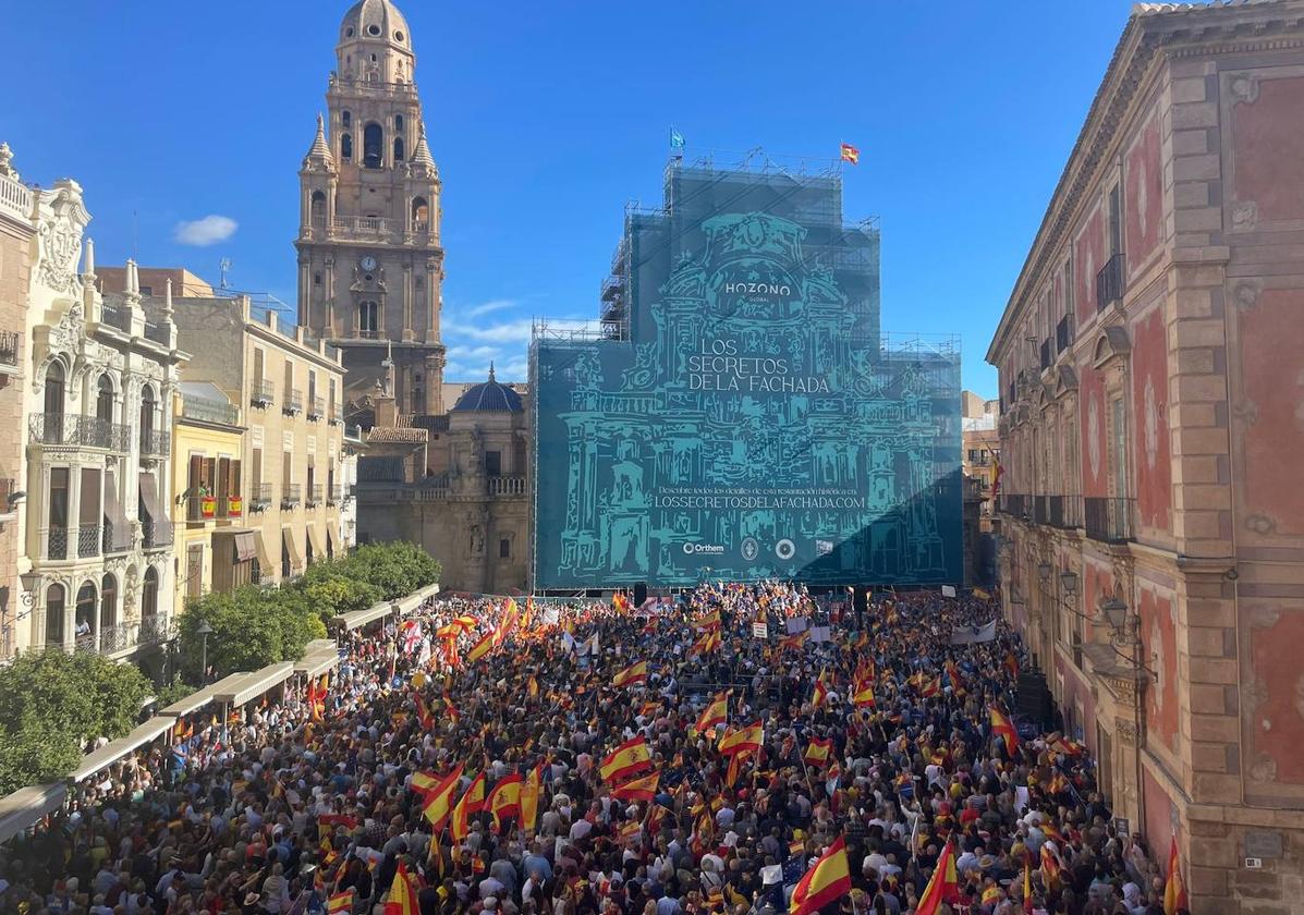 Protesta en la plaza Cardenal Belluga de Murcia, este domingo.