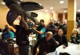 Seguidores y vecinos de Acosta celebran el triunfo en el bar Siena de Mazarrón.