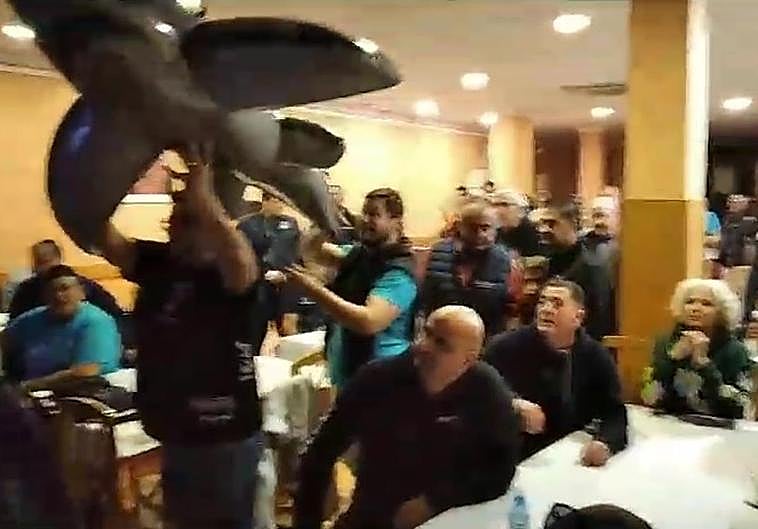Seguidores y vecinos de Acosta celebran el triunfo en el bar Siena de Mazarrón.