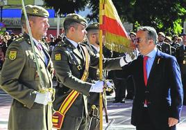 Joaquín Martínez, jurando bandera el 29 de octubre.