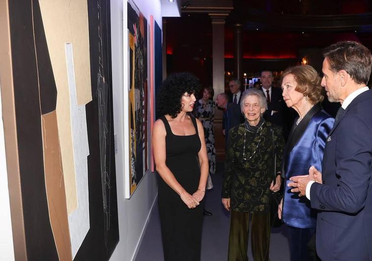 Sonia Navarro (izq.), junto a su cuadro y la Reina Sofía, tras ganar el Premio BMW de Pintura.