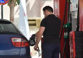 Un conductor echa combustible en Murcia, en una foto de archivo.