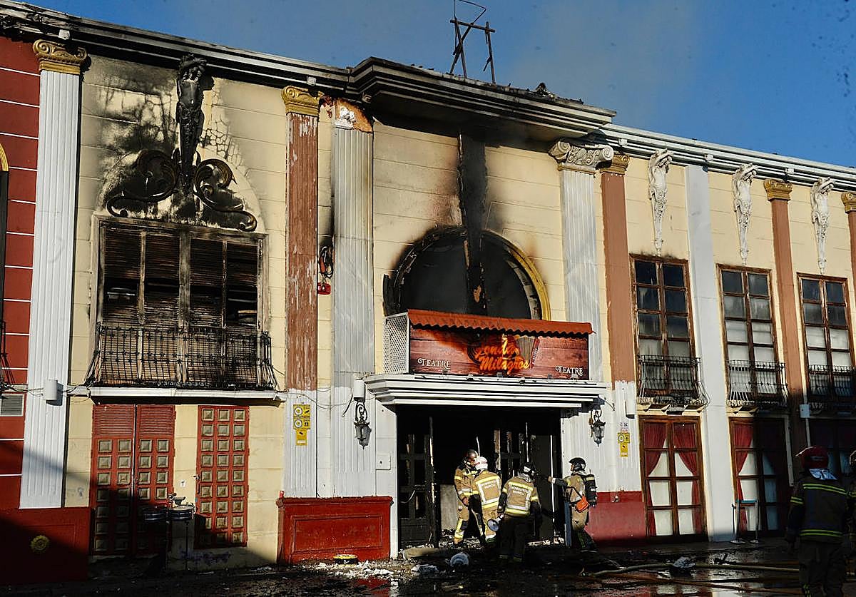 Los bomberos trabajando tras el incendio en la discoteca Fonda Milagros, en una imagen de archivo.