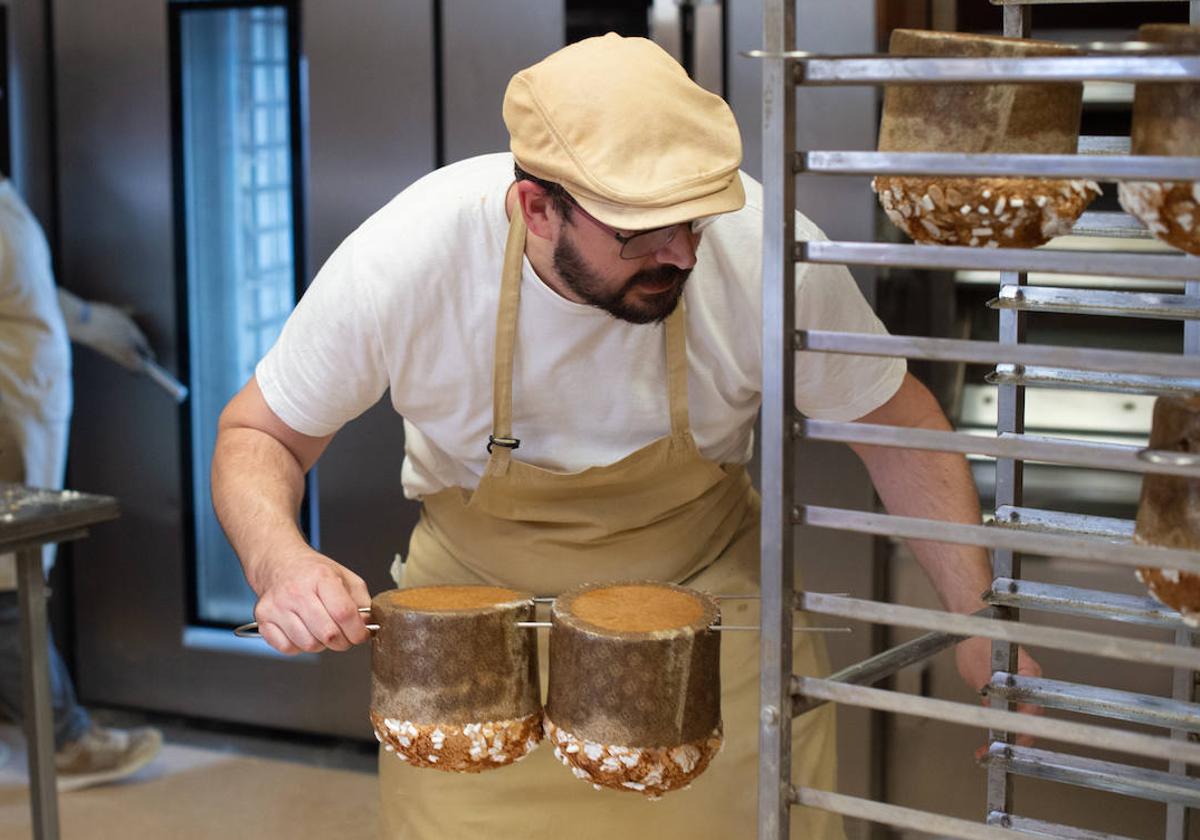 Javier Moreno cuelga los panettones recién salidos del horno.