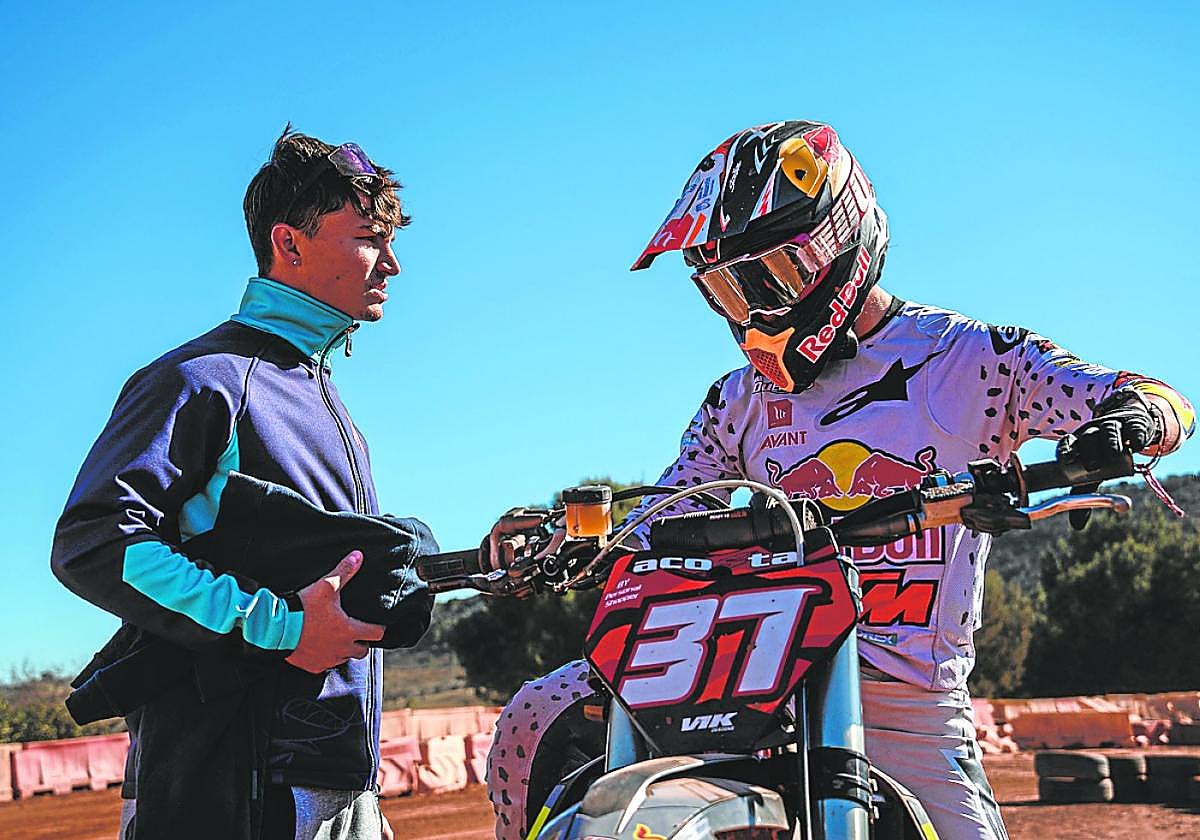 En Fortuna. Adrián Cases habla con Pedro Acosta antes de una jornada de trabajo.