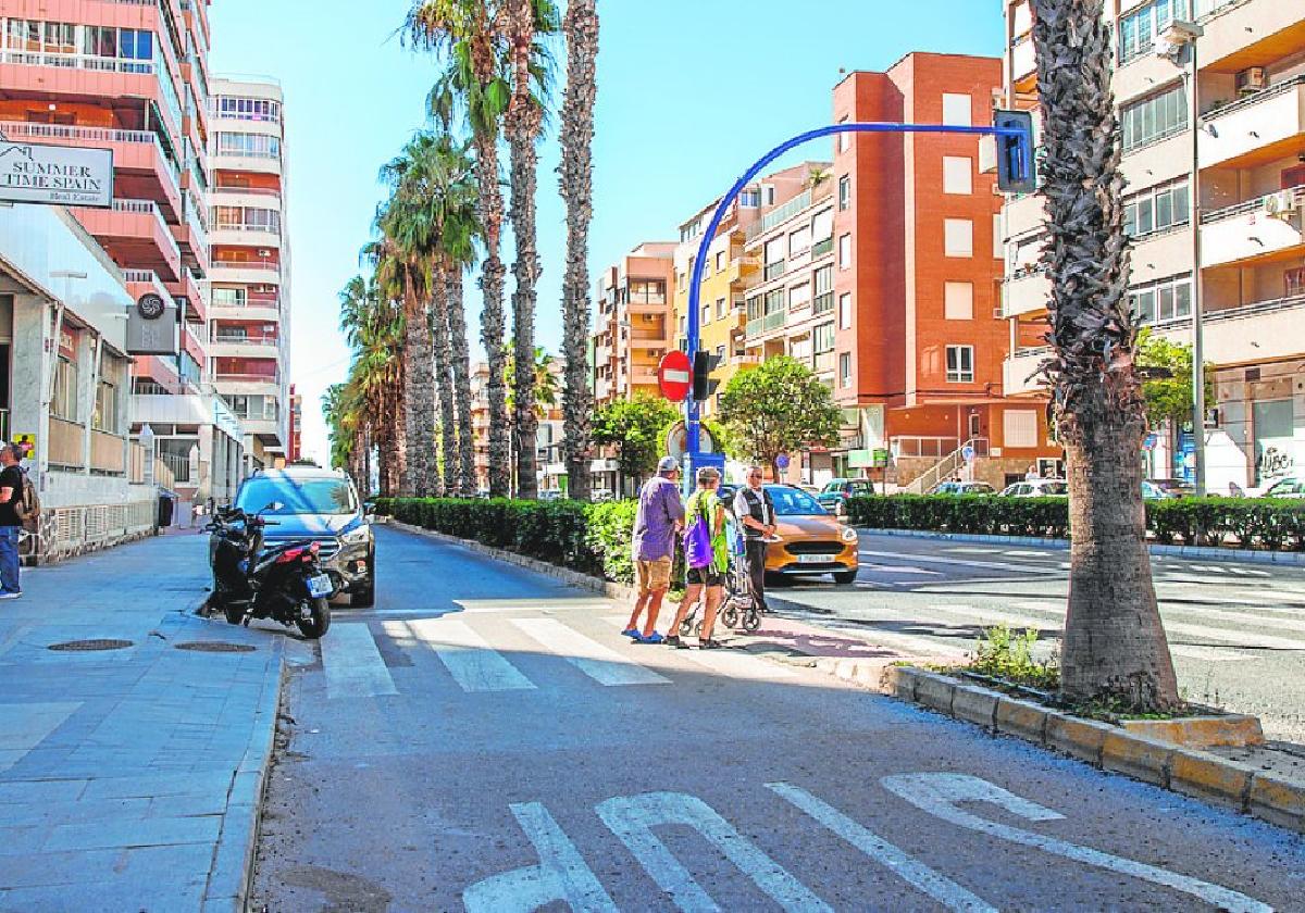 Vial de servicio entre la avenida Gregorio Marañón y la playa del Acequión.