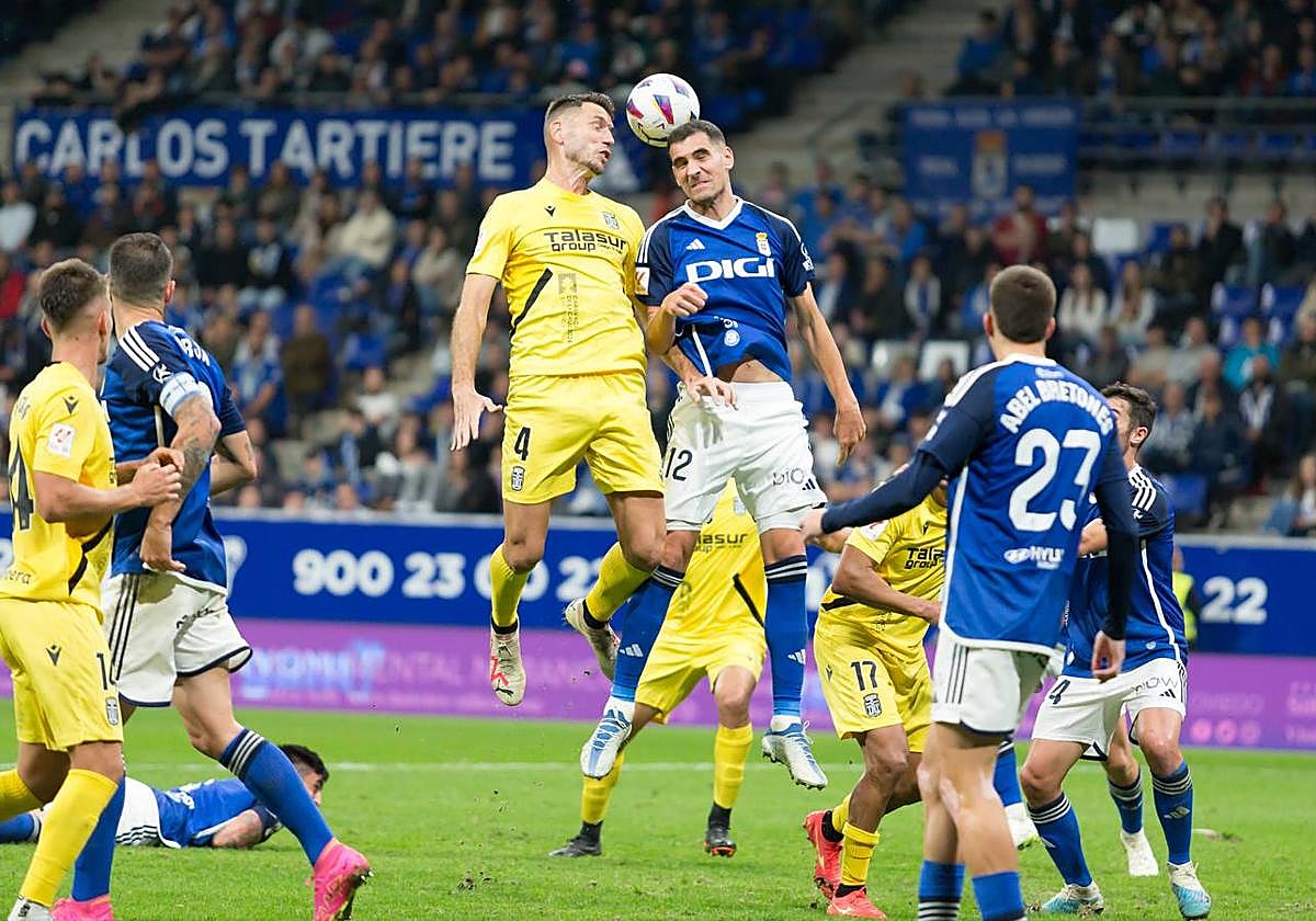 Alcalá intenta rematar en el saque de esquina en el que Musto pudo hacer el segundo gol del Cartagena.