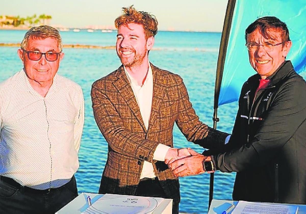 Sánchez e Hidalgo se estrechan la mano tras la firma del convenio; a la izquierda, Diego Calvo, presidente de la Federación Regional.