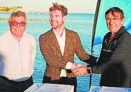 Sánchez e Hidalgo se estrechan la mano tras la firma del convenio; a la izquierda, Diego Calvo, presidente de la Federación Regional.