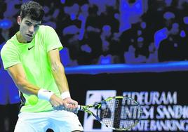 Carlos Alcaraz golpea la bola en el partido del pasado lunes frente a Alexander Zverev.