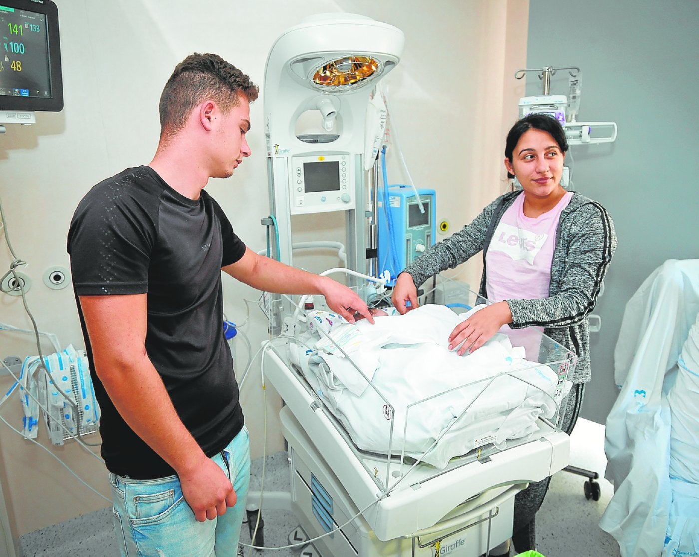 Andrei y Alexandra, junto a Maximiliano, en la unidad de Neonatología del Hospital Santa Lucía.