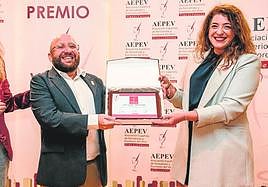 Esther González y José Angel Cuenca reciben el galardón.
