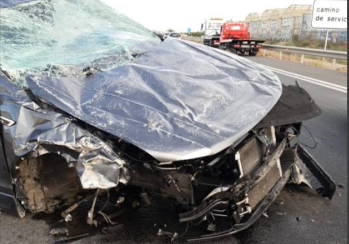 Estado de uno de los vehículos tras el accidente.