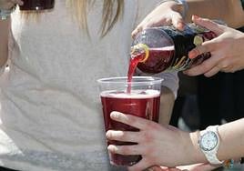 Jóvenes consumen alcohol, en una imagen de archivo.