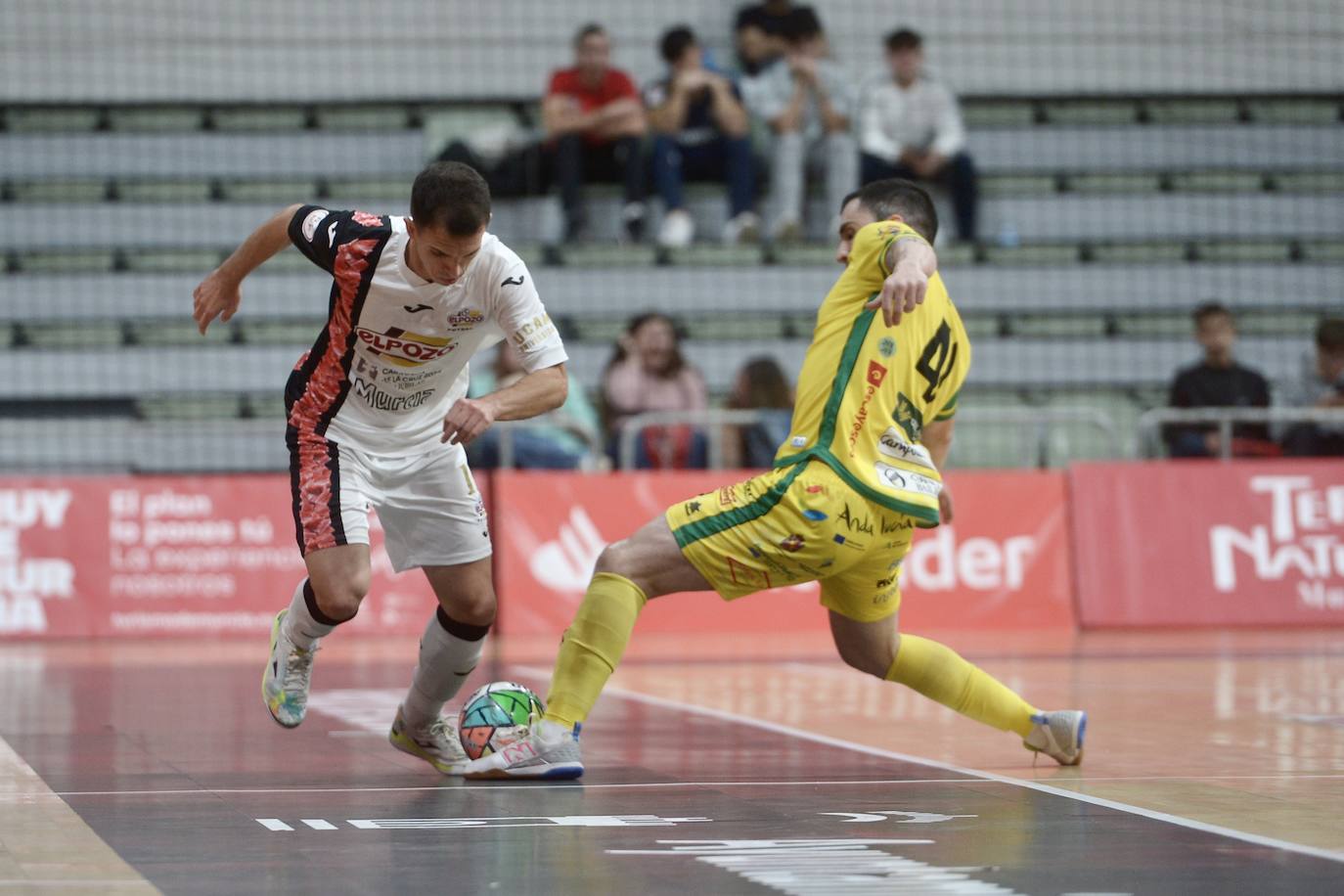 Las imágenes del partido ElPozo-Jaén (3-2)