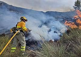Un bombero trabajando en la extinción del incendio.