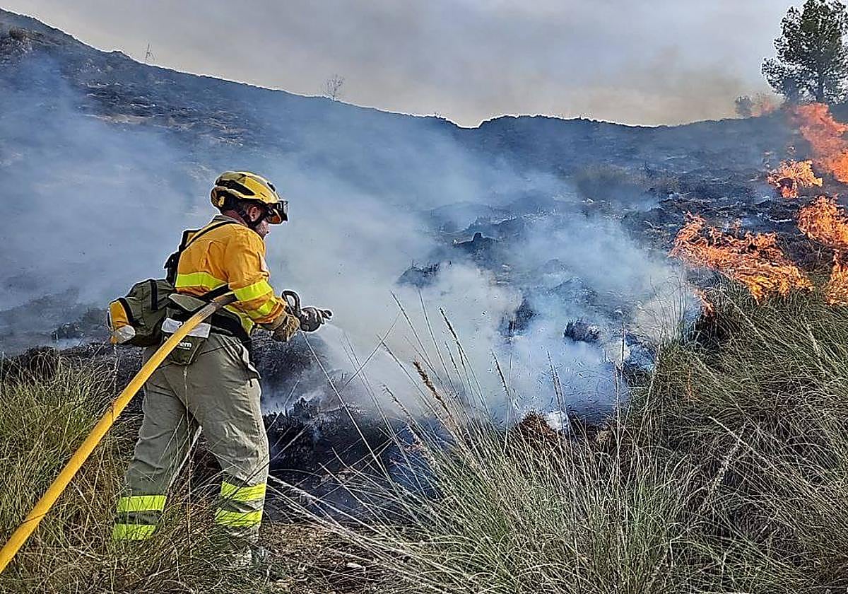 Un bombero trabajando en la extinción del incendio.