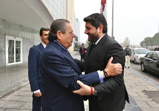 Fernando López Miras, este jueves, con el presidente de la Asociación Valenciana de Empresarios, Vicente Boluda.