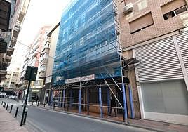 Fachada de un edificio en obras, en el centro de Murcia.