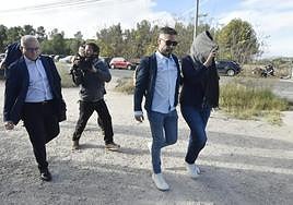 Llegada de los investigados, este viernes, para ser interrogados en Sangonera la Verde.