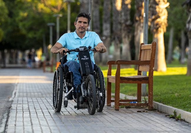 Gonzalo Carod circula en su silla de ruedas motorizada por la zona norte de Murcia.