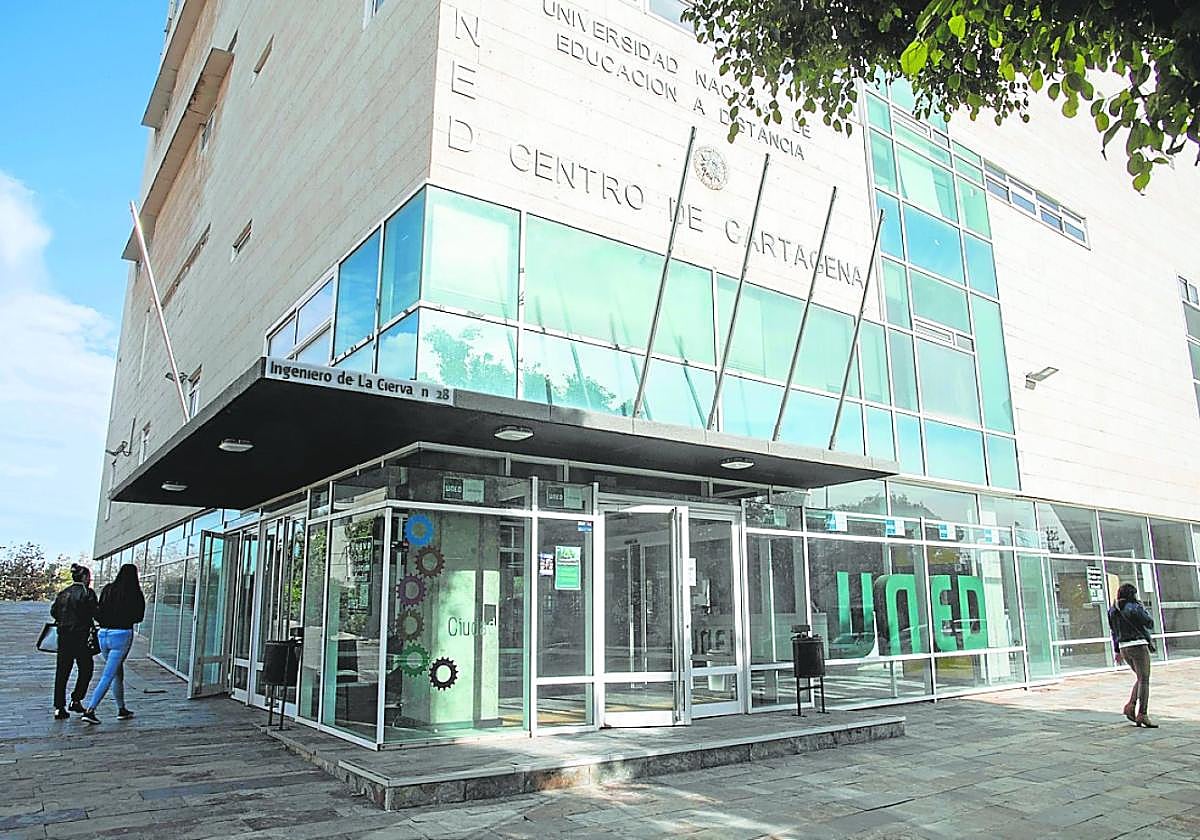 Dos chicas entran a la sede de la UNED en Cartagena, en la calle Ingeniero de la Cierva.