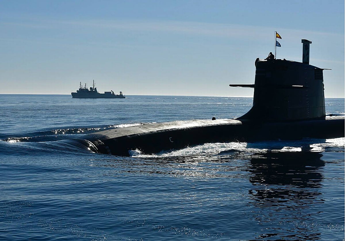 El S-81 'Isaac Peral', navegando este viernes en aguas de Cartagena. Al fondo, el buque de salvamento 'Neptuno'. Antonio Gil / AGM