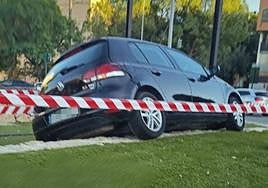Estado del vehículo que quedó bloqueando las vías del tranvía este viernes.