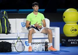 Carlos Alcaraz, en un descanso del partido que ganó el miércoles a Rublev.