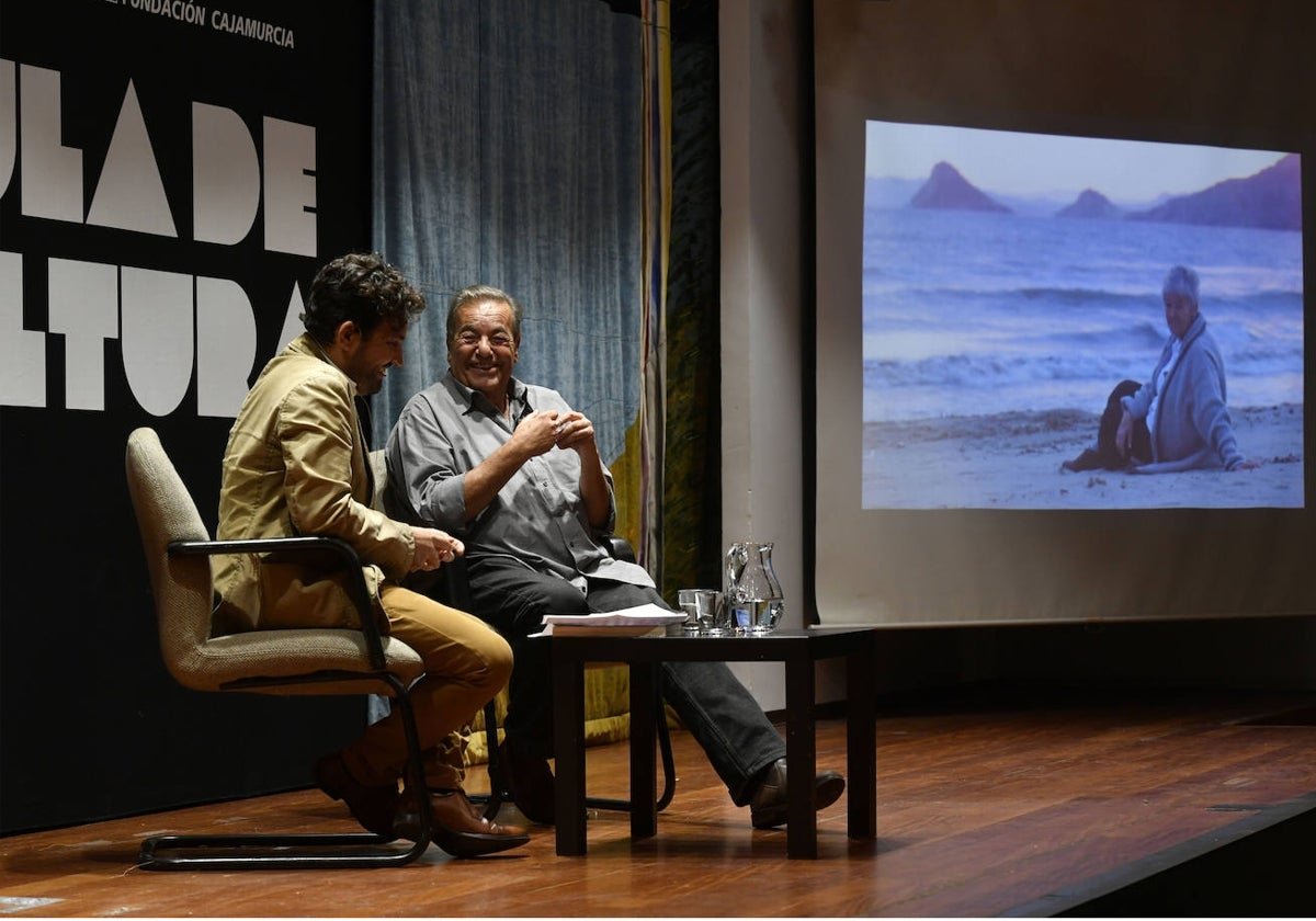 Benito Rabal, esta semana, en el Aula de Cultura de LA VERDAD, recordando a sus padres. A la derecha, fotografía de la actriz Asunción Balaguer en una playa de Águilas.