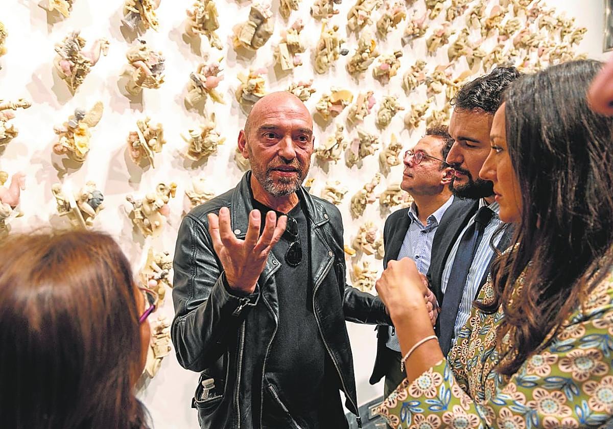 Lidó Rico, junto al friso de 'Dádiva. La memoria horada', en el Museo-Teatro Romano de Cartagena. El artista explica la muestra a Elena Ruiz Valderas; Manuel Cebrián (ICA); el alcalde de La Unión, Joaquín Zapata; la consejera Carmen Conesa, y el alcalde de Mazarrón, Ginés Campillo.