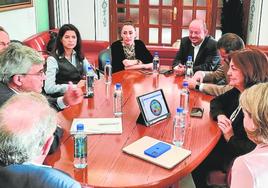 La presidenta de la UCAM (d), en la reunión de coordinación.