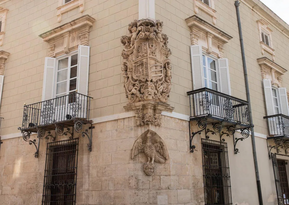Secondary image 1 - 1. The corner shield of the Town Hall tells the legend of the reconquest of the castle;  2. Emblem of the Ruiz de Villafranca family placed in the Plaza del Teniente Linares. 