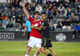 Iker Guarrotxena pide el balón, mientras es defendido por un jugador del Intercity.