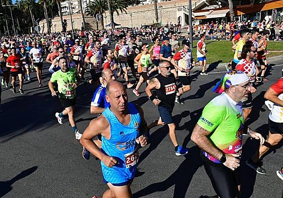 Corredores participan en el Cross de Artillería de Cartagena, este domingo.