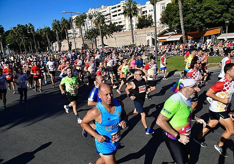 Corredores participan en el Cross de Artillería de Cartagena, este domingo.