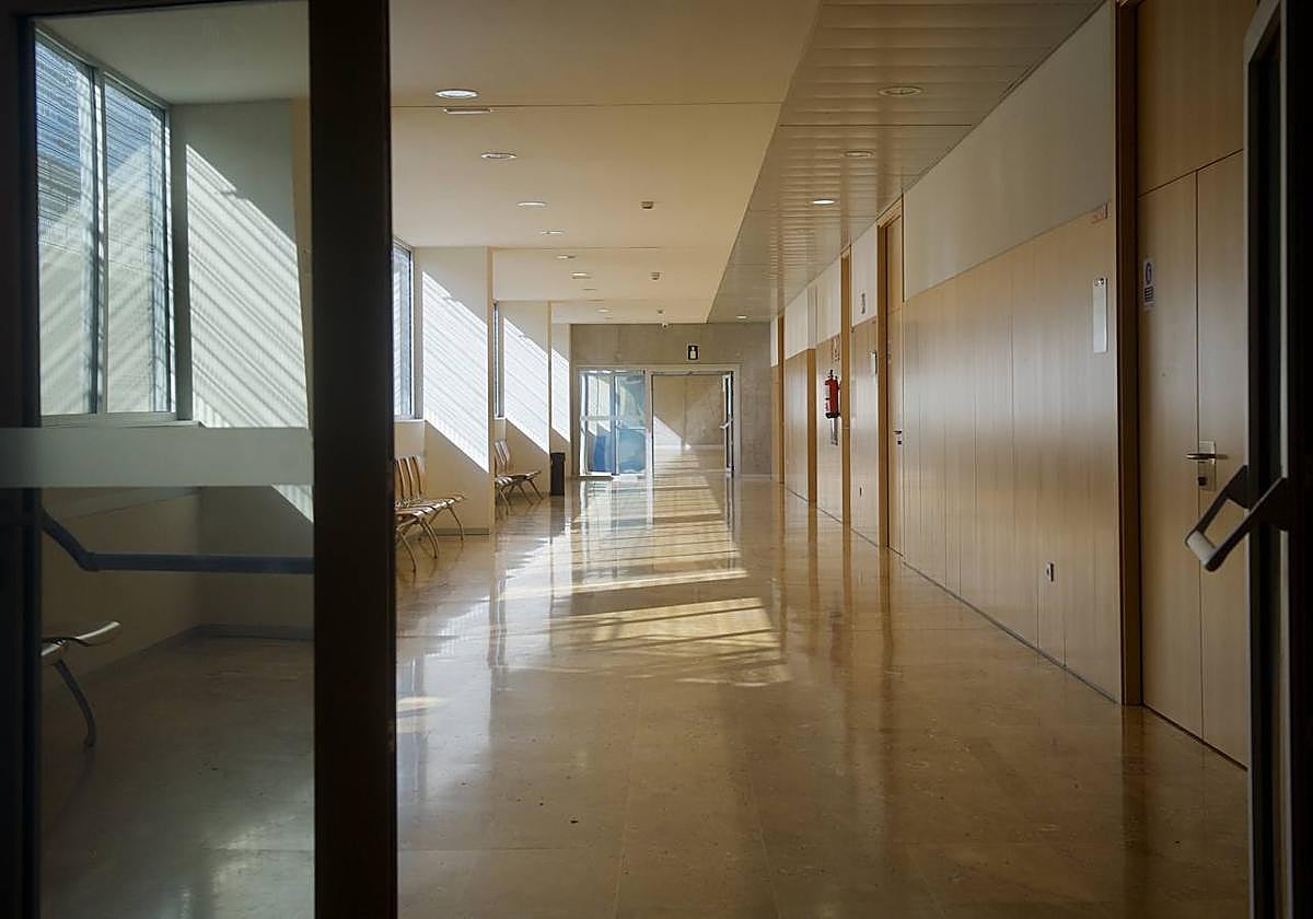 Imagen de archivo de los pasillos de la ciudad de la justicia sin actividad por la huelga de secretarios judiciales en Murcia el pasado marzo.