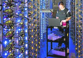 Una ingeniera informática supervisa los servidores de un 'datacenter' de Google Cloud, de la multinacional Alphabet.