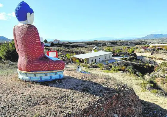 Una estatua de un buda preside desde una colina el complejo de la fundación Mahasandhi, en Abanilla.